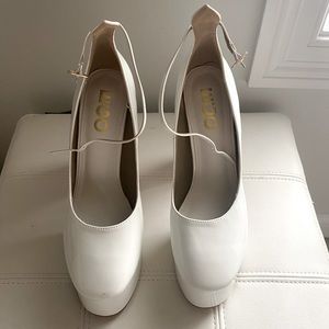 AMAZING- PLATFORM PUMP IN PATENT LEATHER 155 MM